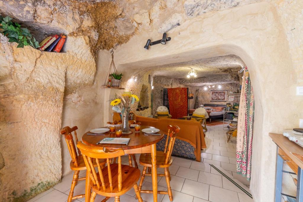 une cuisine et une salle à manger avec une table et des chaises dans l'établissement TerràThana, à Saint-Aignan