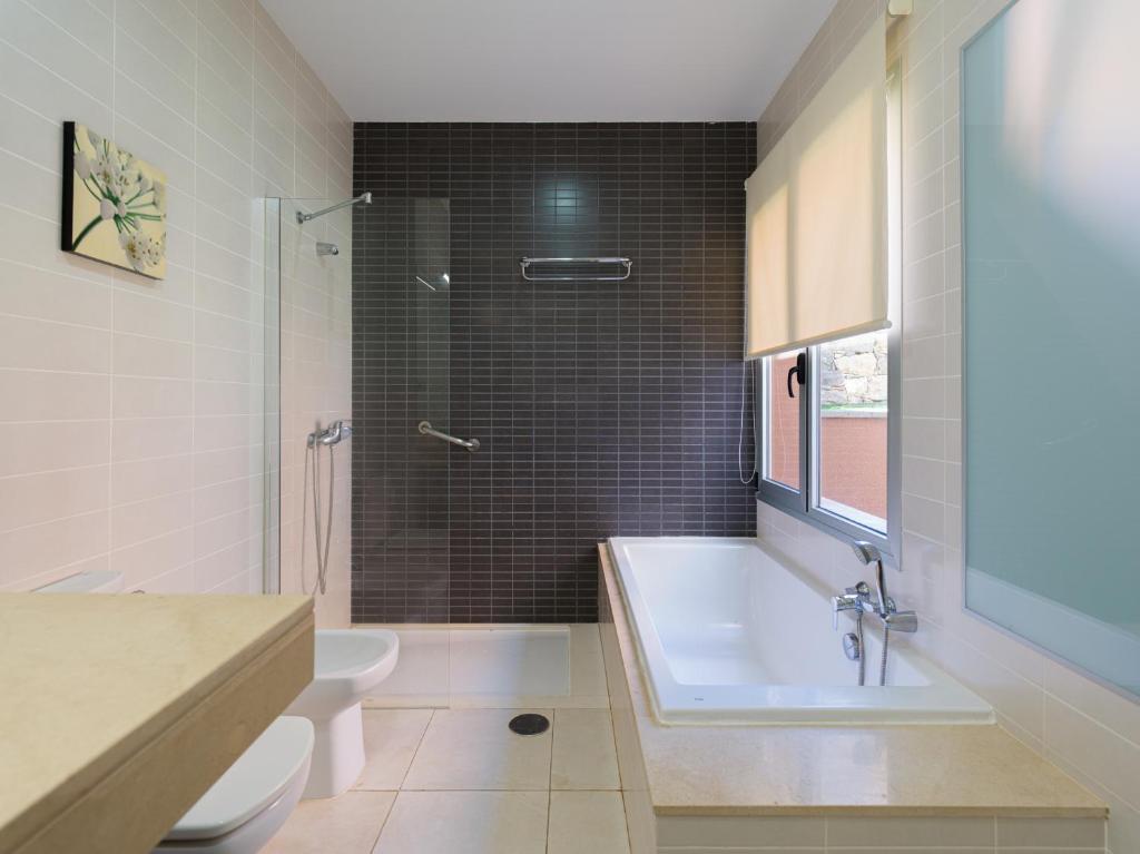 Koupelna v ubytování Salobre private pool overlooking to the golf course- Pet friendly