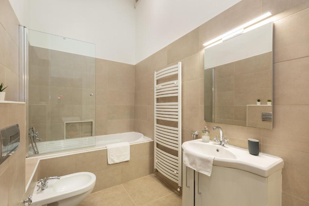 Kúpeľňa v ubytovaní SUPER CENTRAL 2BR-2BT with Balcony&View&Sauna&Jacuzzi