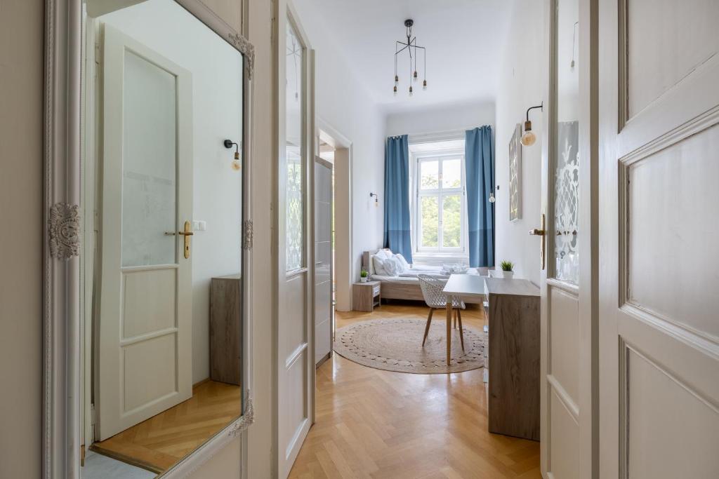 Posteľ alebo postele v izbe v ubytovaní SUPER CENTRAL 2BR-2BT with Balcony&View&Sauna&Jacuzzi