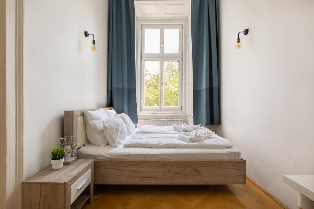 Posteľ alebo postele v izbe v ubytovaní SUPER CENTRAL 2BR-2BT with Balcony&View&Sauna&Jacuzzi