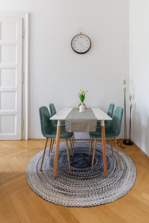 Posedenie v ubytovaní SUPER CENTRAL 2BR-2BT with Balcony&View&Sauna&Jacuzzi