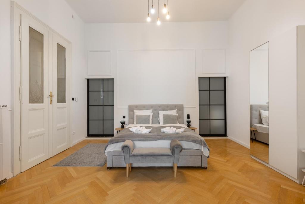 Posteľ alebo postele v izbe v ubytovaní SUPER CENTRAL 2BR-2BT with Balcony&View&Sauna&Jacuzzi