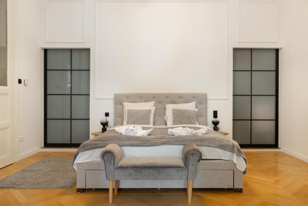 Posteľ alebo postele v izbe v ubytovaní SUPER CENTRAL 2BR-2BT with Balcony&View&Sauna&Jacuzzi