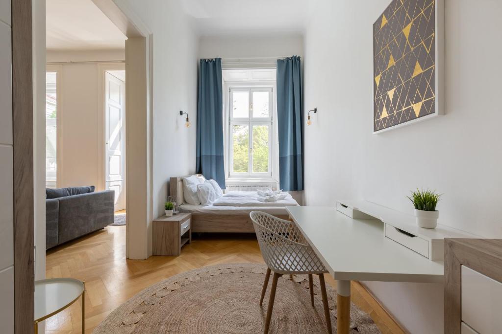 Posteľ alebo postele v izbe v ubytovaní SUPER CENTRAL 2BR-2BT with Balcony&View&Sauna&Jacuzzi