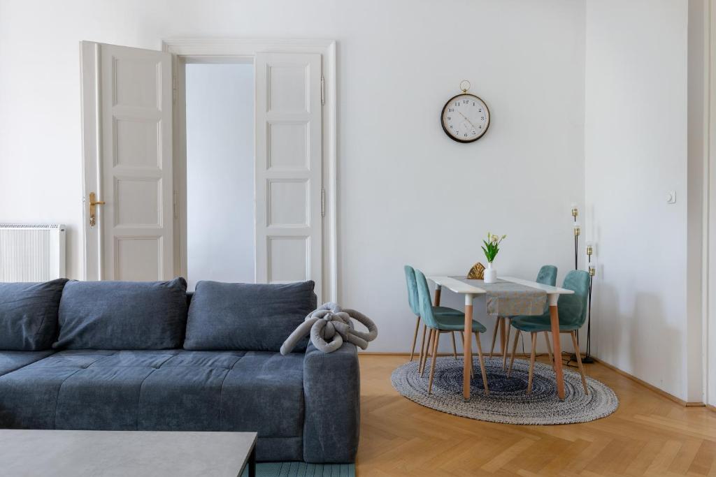 Posedenie v ubytovaní SUPER CENTRAL 2BR-2BT with Balcony&View&Sauna&Jacuzzi