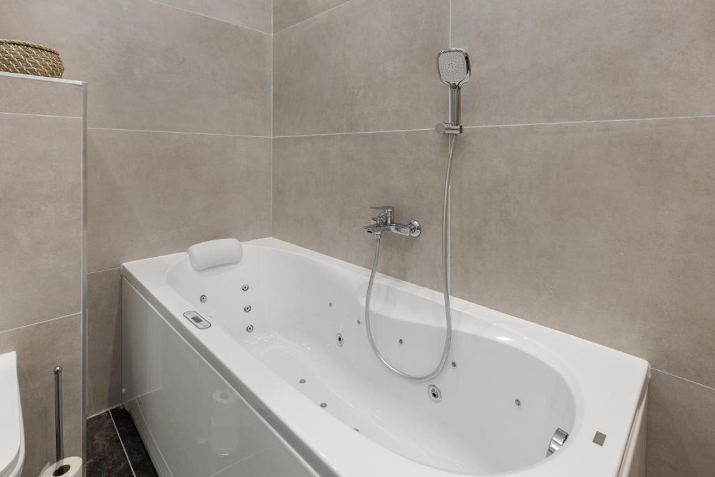 Kúpeľňa v ubytovaní SUPER CENTRAL 2BR-2BT with Balcony&View&Sauna&Jacuzzi
