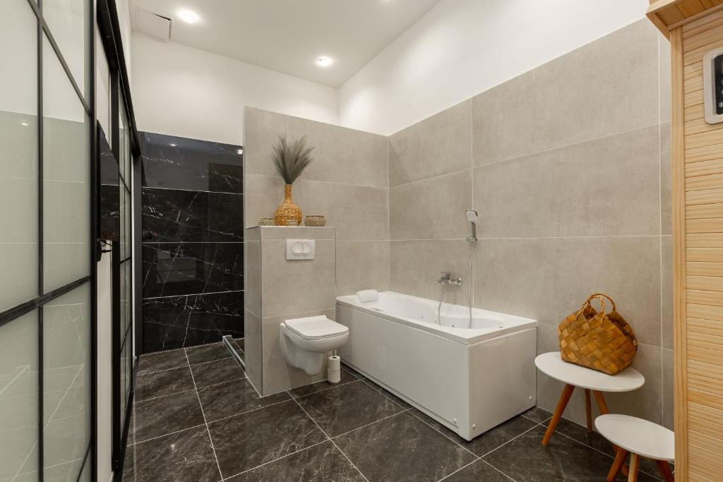Kúpeľňa v ubytovaní SUPER CENTRAL 2BR-2BT with Balcony&View&Sauna&Jacuzzi