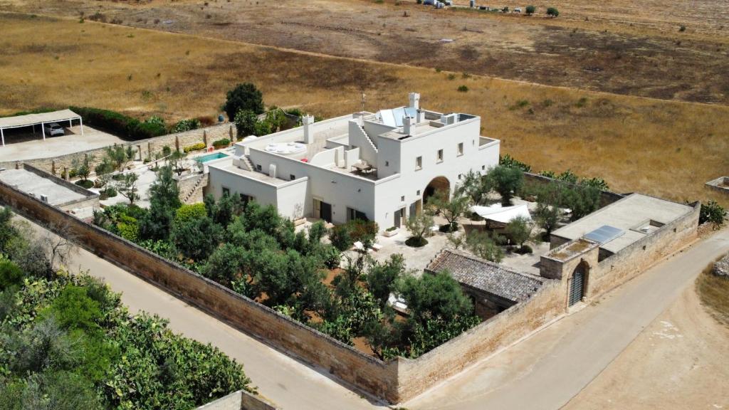 una vista aérea de una gran casa blanca en Masseria Bernardini Art Resort, en Nardò