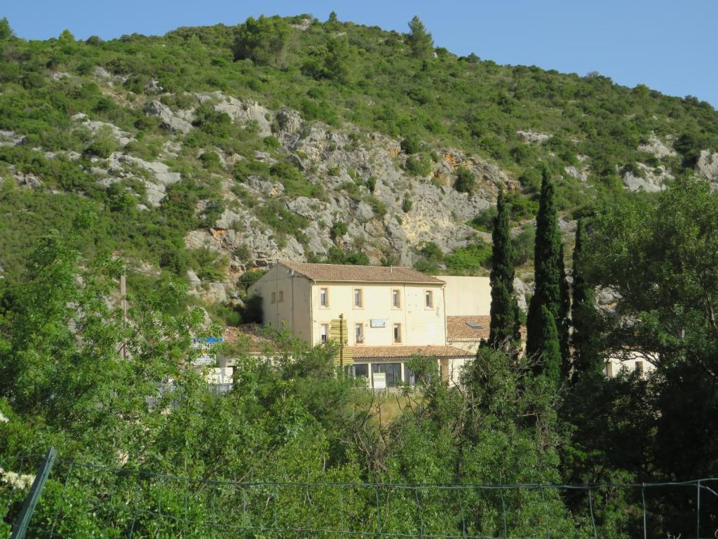 une maison à flanc de montagne dans l'établissement Villa Ripaud, private river swimming, hot tub, à Villesèque-des-Corbières