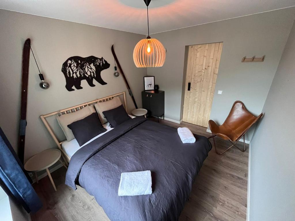 een slaapkamer met een groot bed en een stoel bij Frafjord Apartments Thor in Dirdal