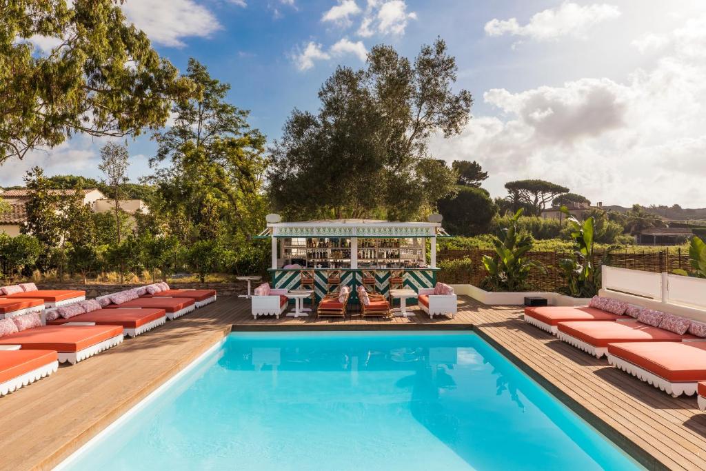 Bazén v ubytování Hôtel La Tartane Saint-Tropez nebo v jeho okolí