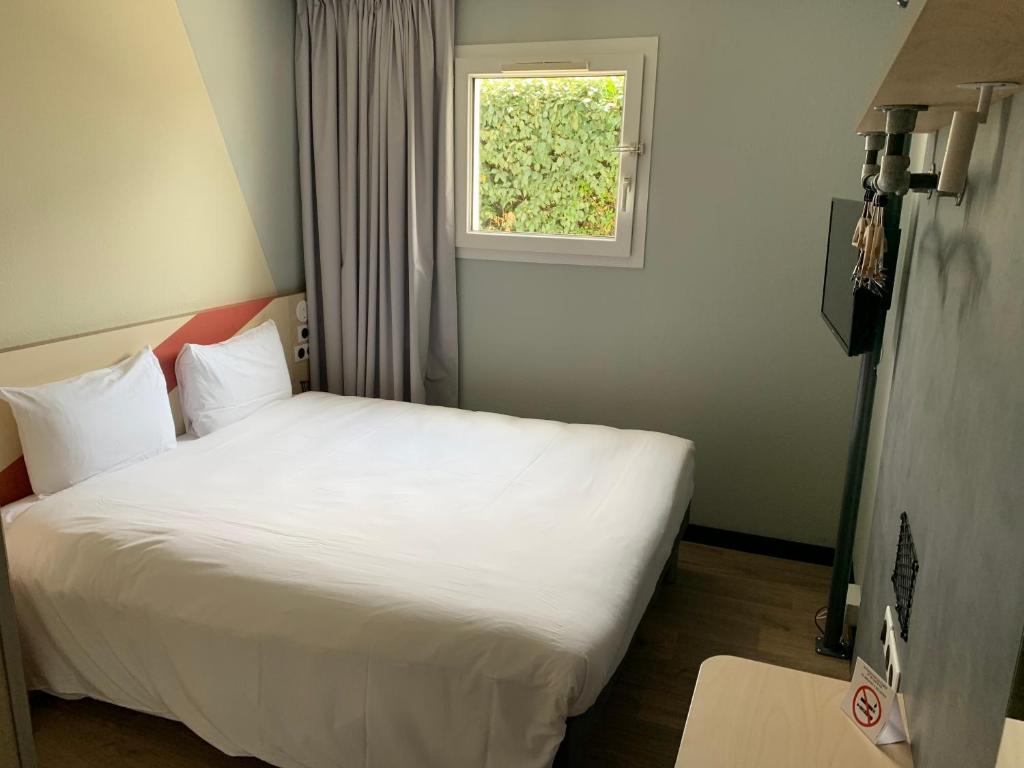 Postel nebo postele na pokoji v ubytování ibis Budget La Teste Bassin d'Arcachon