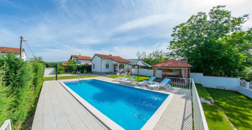 uma piscina no quintal de uma casa em Holiday Home ZLATAR Buna em Blagaj