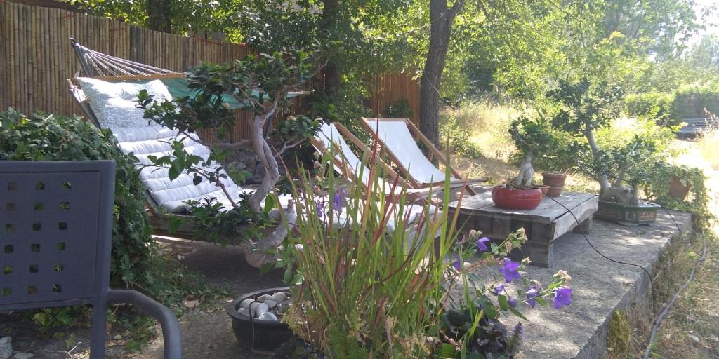 Vonkajšia záhrada v ubytovaní Bienvenue à la Source dans une Maison de Charme