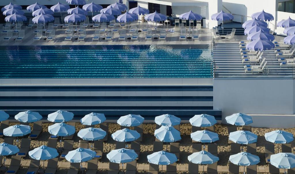Der Swimmingpool an oder in der Nähe von I Resort Beach Hotel & Spa