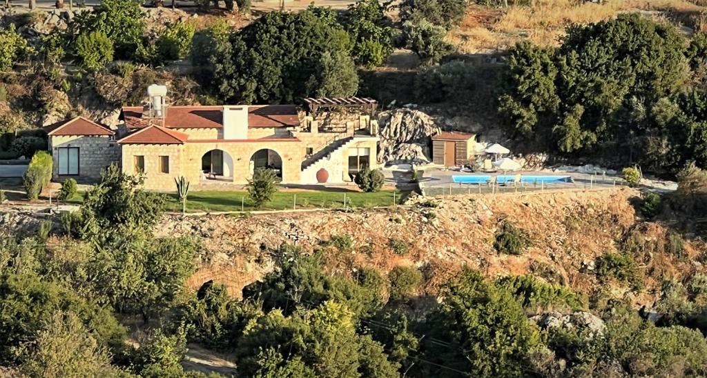 ein großes Haus auf einem Hügel mit Pool in der Unterkunft Gaia Residence, Peristerona, Polis Chrysochous in Paphos City