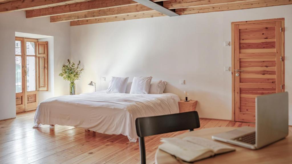 Posteľ alebo postele v izbe v ubytovaní Cal Calsot Casa Rural "Adults Only"