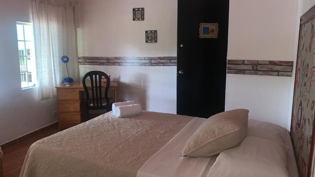 Postel nebo postele na pokoji v ubytování Hostal familiar Villa Nome