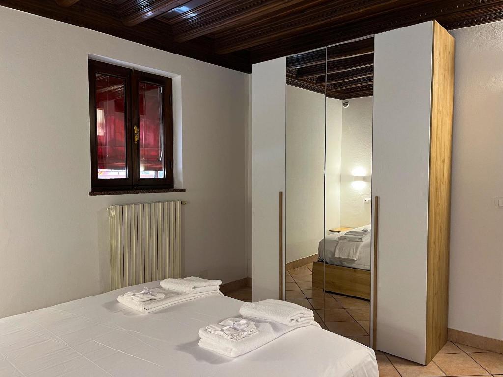 sypialnia z łóżkiem i lustrem w obiekcie B&B Ca' Cammello w mieście Ferrara
