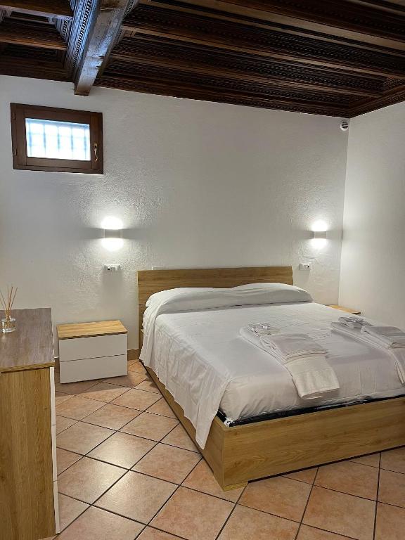 sypialnia z dużym łóżkiem w pokoju w obiekcie B&B Ca' Cammello w mieście Ferrara