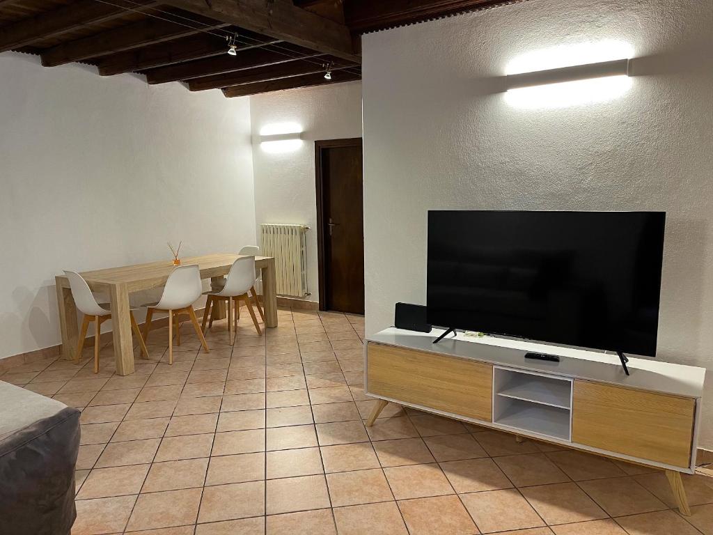 Telewizja i/lub zestaw kina domowego w obiekcie B&B Ca' Cammello