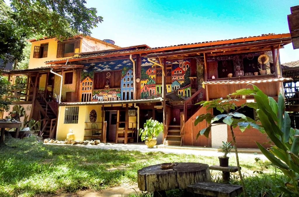 Una casa con un cuadro a un lado. en Navio Hostel & Camping en Itacaré