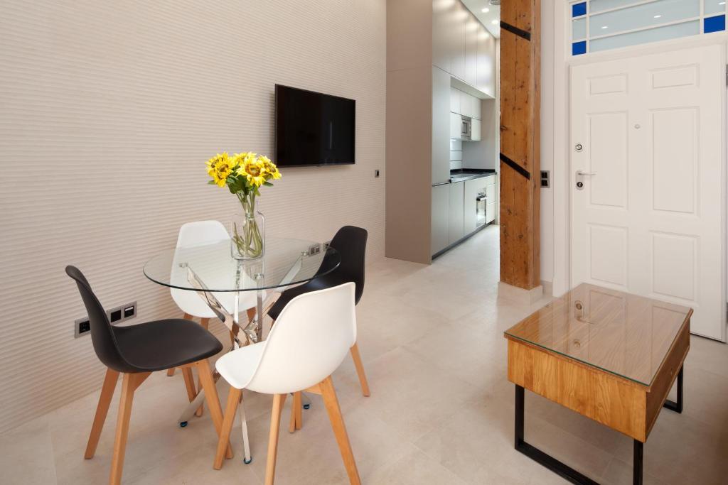 Televízia a/alebo spoločenská miestnosť v ubytovaní INMálaga Santos Suites 1