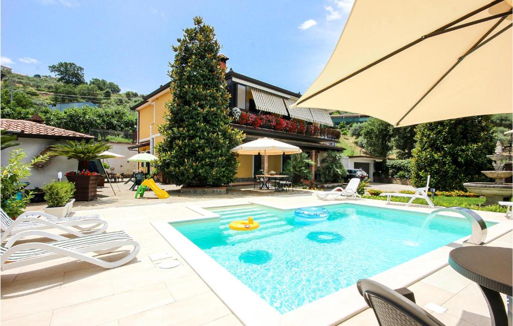 uma piscina num quintal com um guarda-sol em Casa Mirella em Castellabate