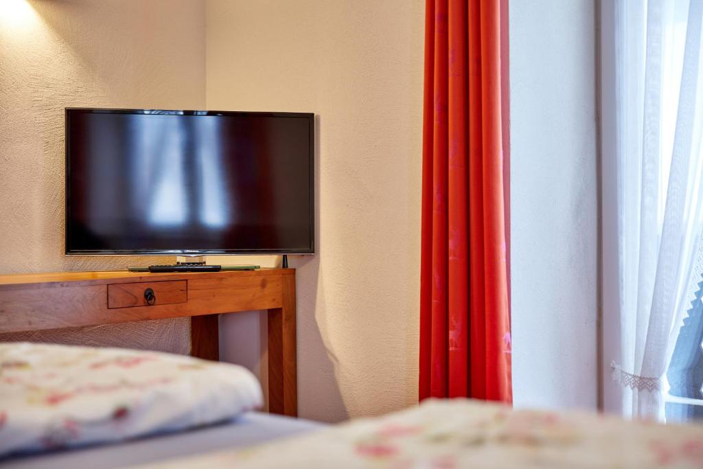 TV a/nebo společenská místnost v ubytování Alpen Gästehaus
