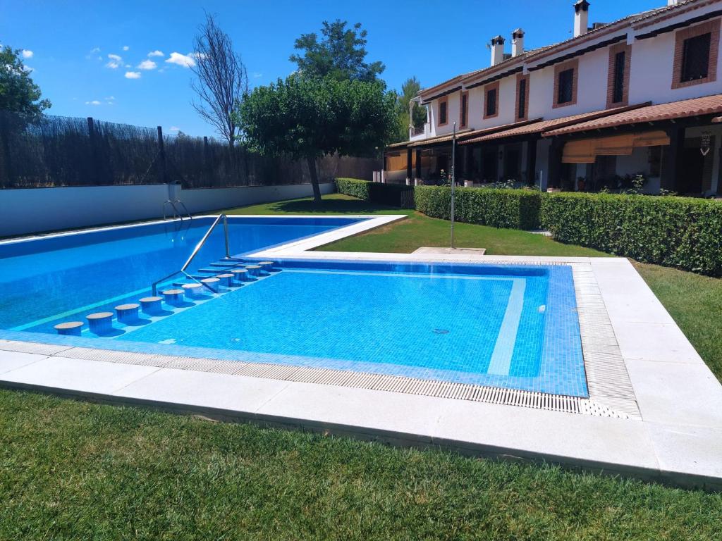 una piscina en un patio al lado de una casa en Casa Rural Alamillo, en Luque