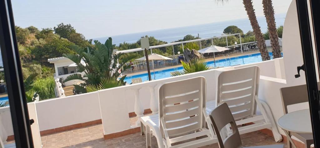 Bazén v ubytování Hotel Diamond Residence nebo v jeho okolí