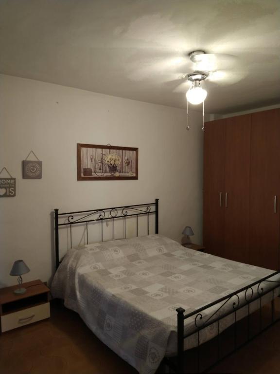 1 dormitorio con cama y techo en Dai Biancot, en Camagna Monferrato