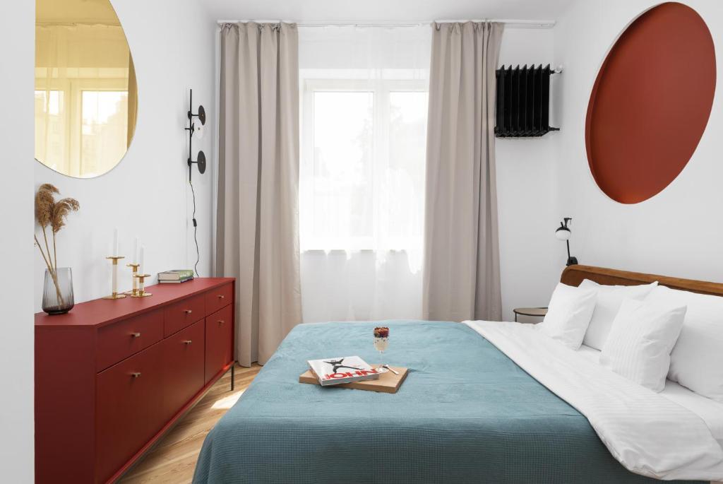 Un pat sau paturi într-o cameră la oompH Warsaw Central Stylish Vintage Apartment