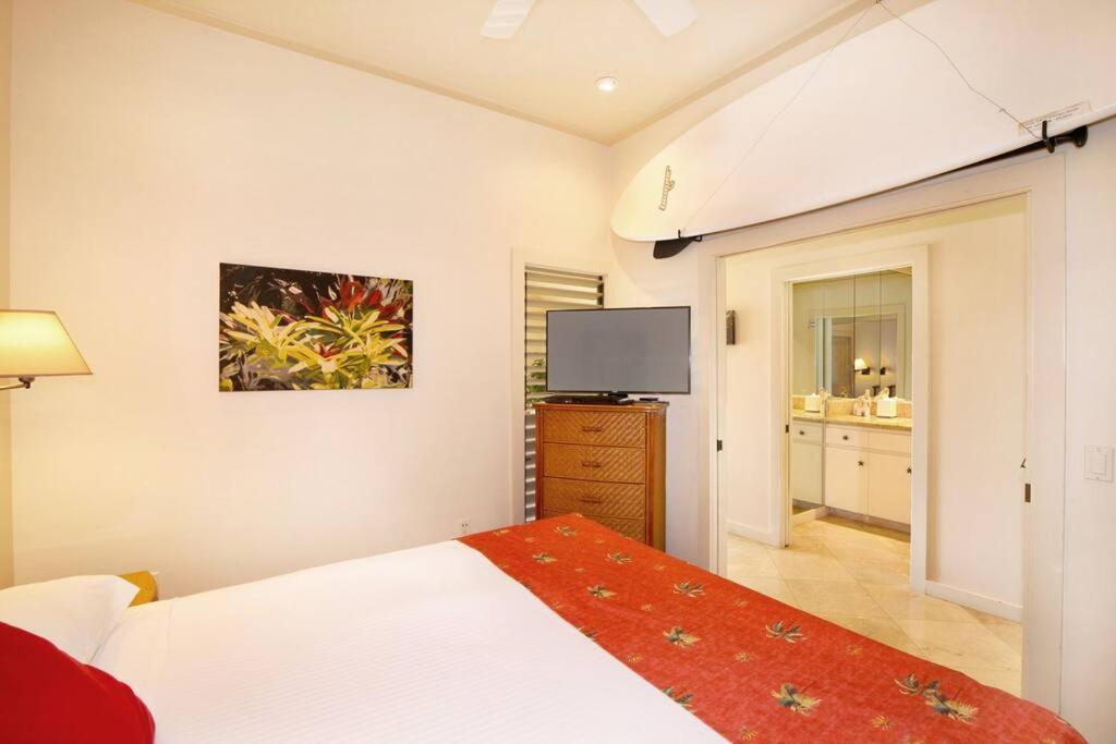 Postel nebo postele na pokoji v ubytování Oceanview 1BR at Kiahuna Plantation Unit 159