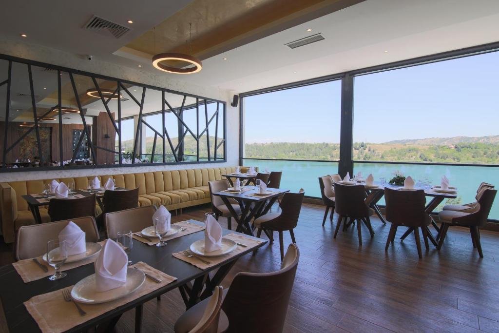 Nespecifikovaný výhled na hory nebo výhled na hory při pohledu z hotelu