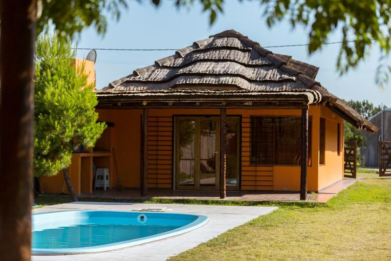 ein kleines Haus mit Pool davor in der Unterkunft Alojamiento La Victoria in San Rafael