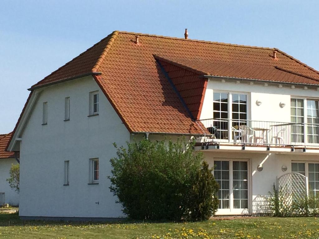 ein weißes Haus mit rotem Dach in der Unterkunft Ferienwohnung Marko in Neddesitz