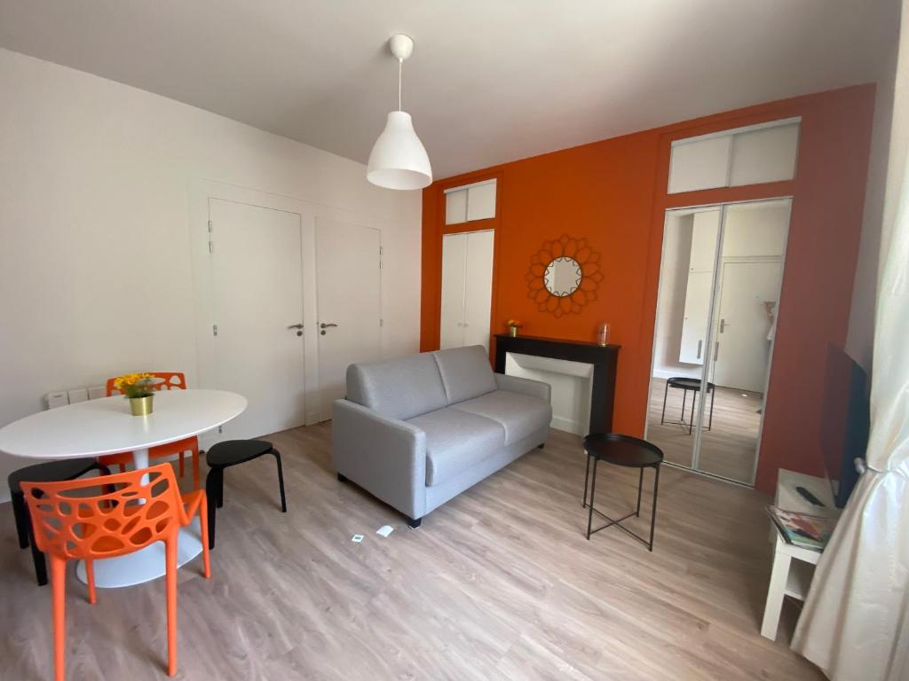 La Terrasse的住宿－Joli appartement 10min ST et Soitec 5 min du touvet，客厅配有沙发和桌子