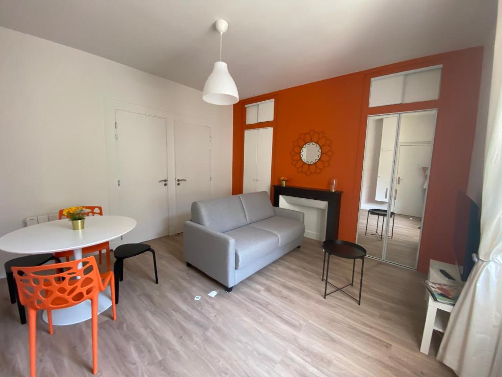 Svetainės erdvė apgyvendinimo įstaigoje Joli appartement 10min ST et Soitec 5 min du touvet