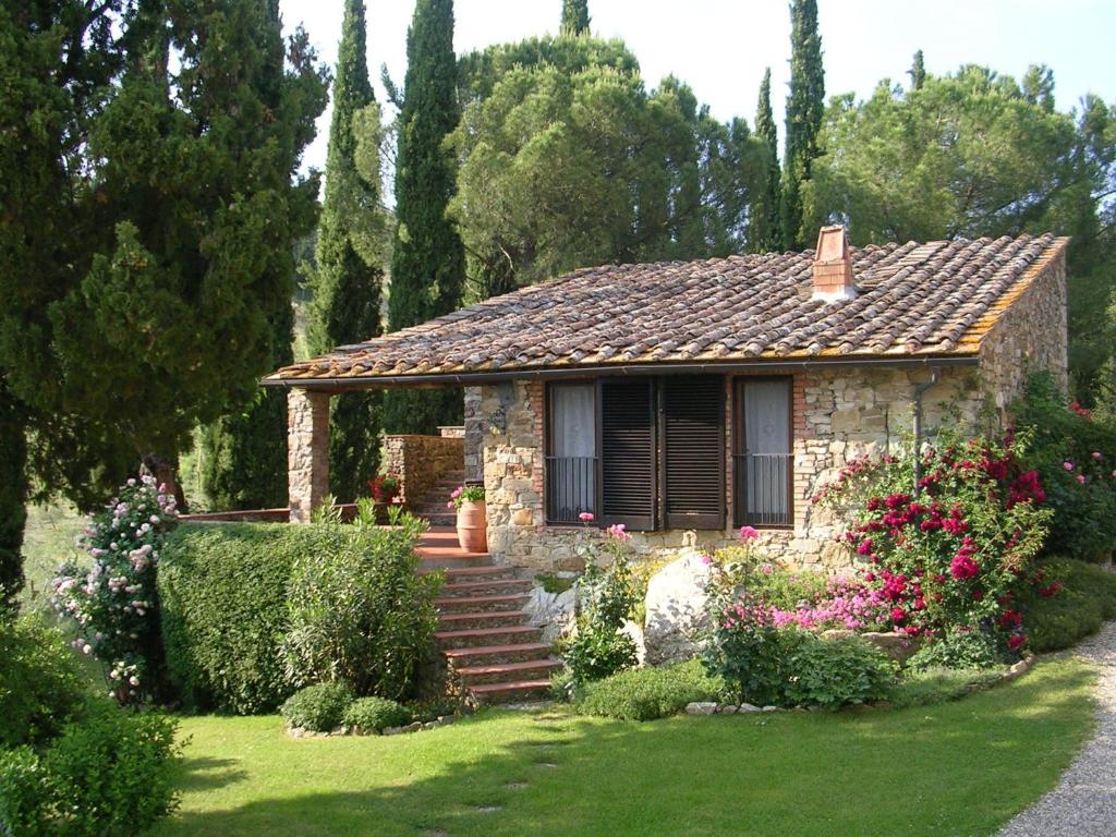 a small stone house with a garden at Setriolo in Castellina in Chianti