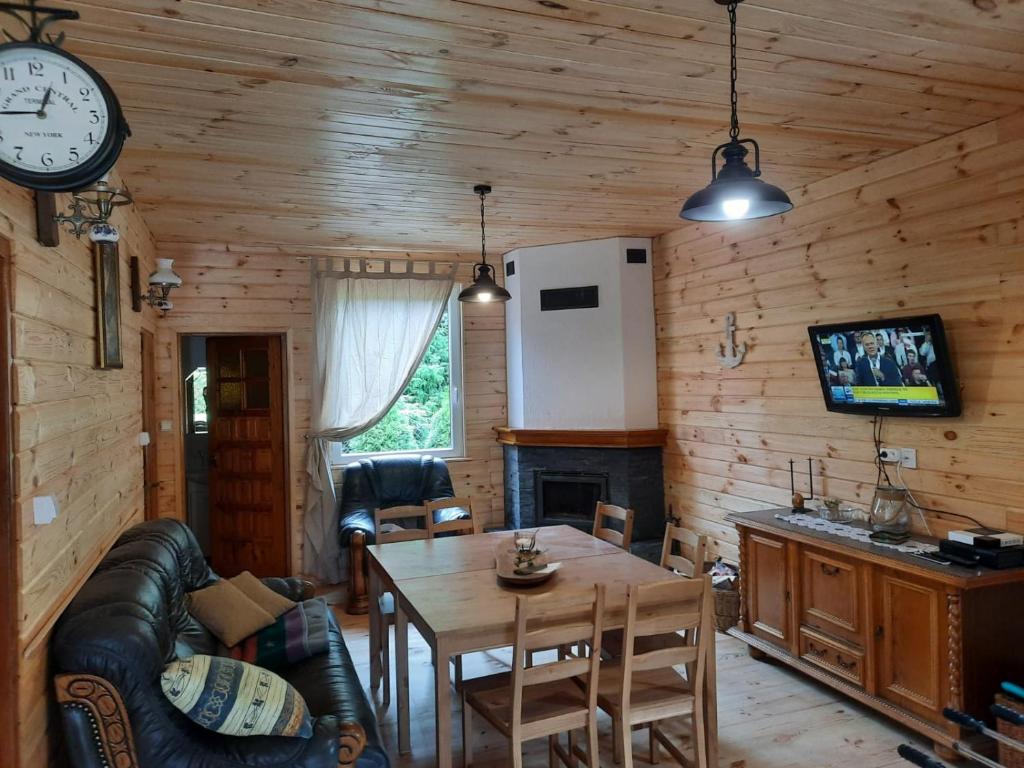 Kuchyňa alebo kuchynka v ubytovaní Domek JEZIORACZEK BIS