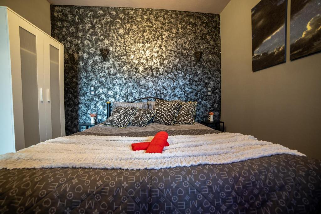 A bed or beds in a room at Lunar Meteorites