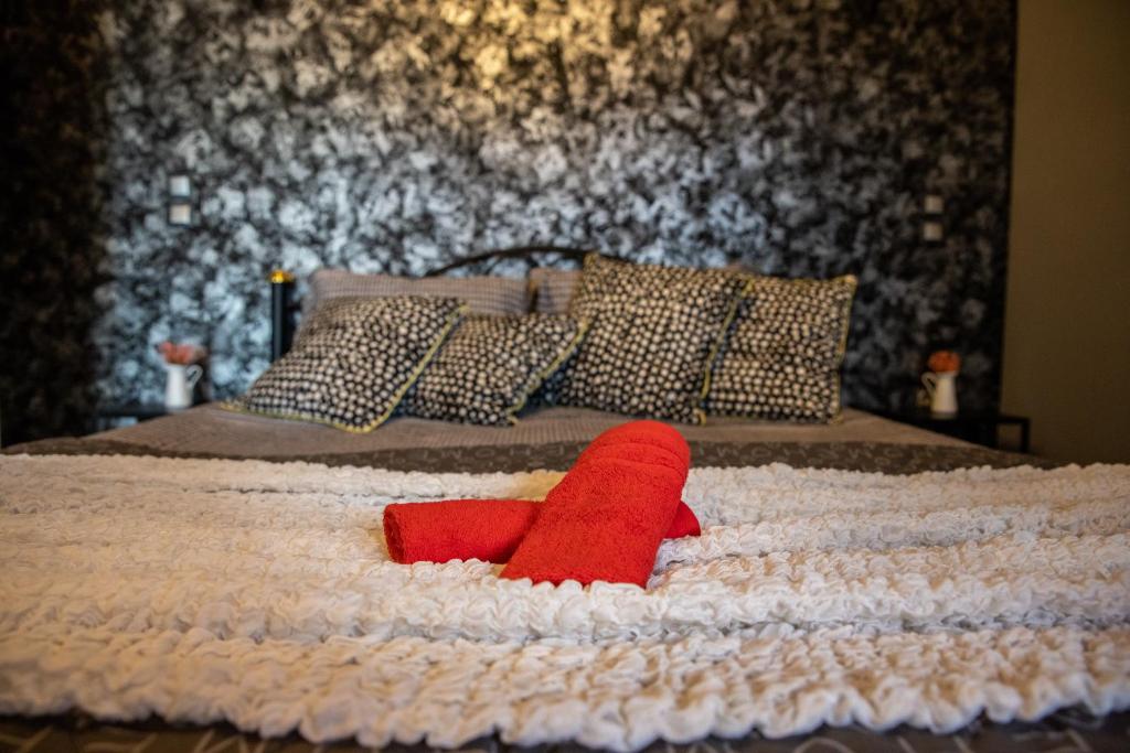A bed or beds in a room at Lunar Meteorites