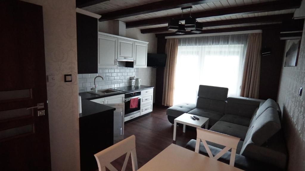 Kuchyňa alebo kuchynka v ubytovaní Apartamenty Leśny Zakątek
