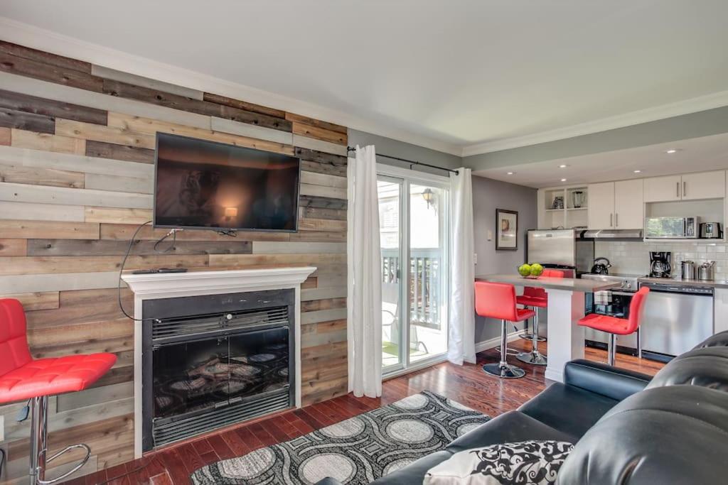 a living room with a fireplace and a tv at Blue Mountain Luxury Studio in Blue Mountains