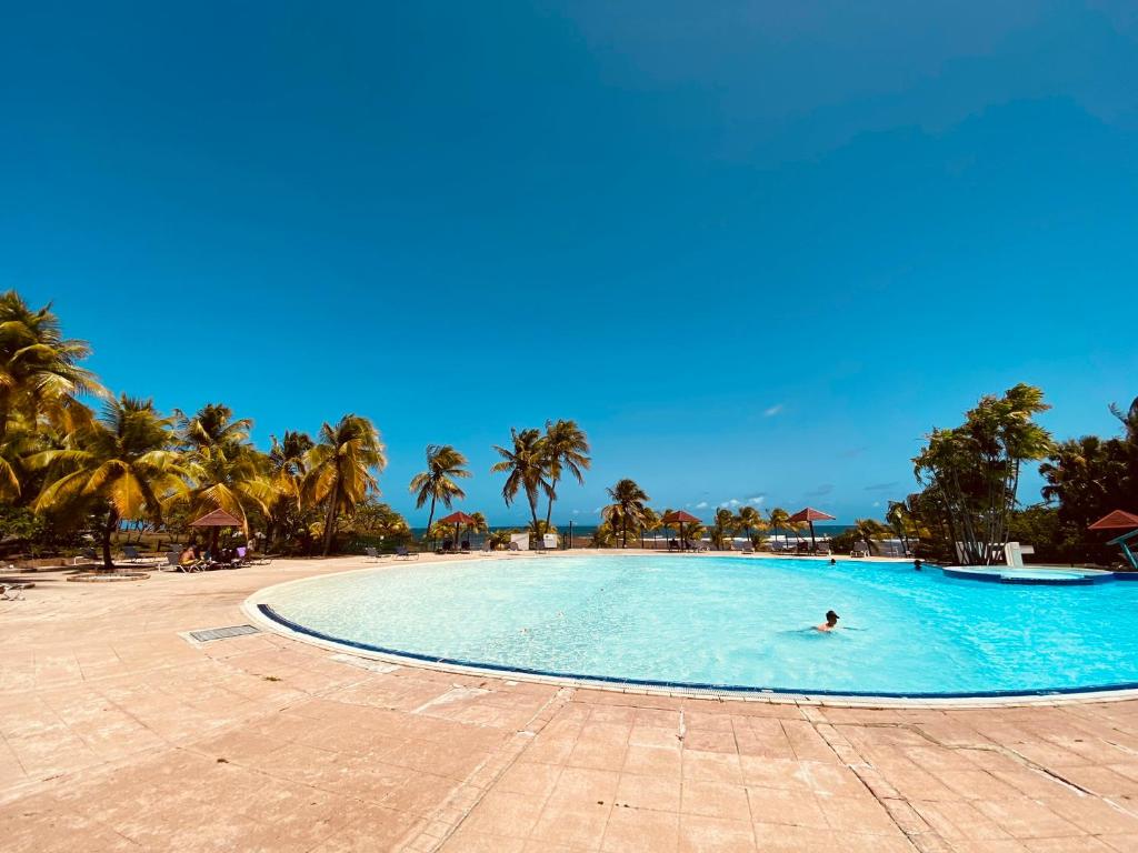 Piscina de la sau aproape de Tucum Home - Appart au Village Vacances Sainte Anne