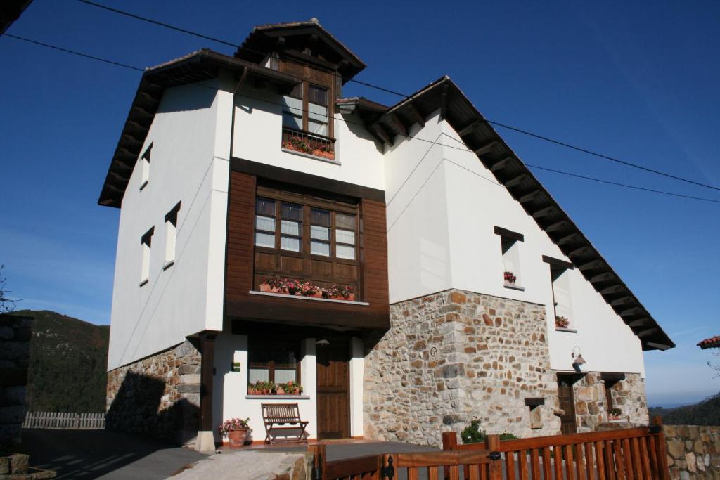 uma casa concebida para parecer uma casa em La Cuétara de Linares em Ribadesella