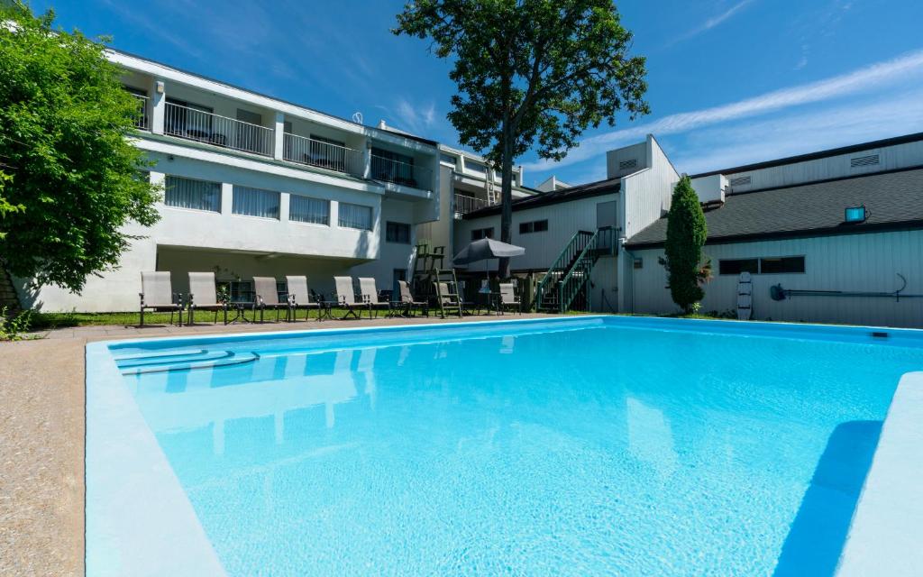 a swimming pool in front of a building at Auberge Québec in Quebec City