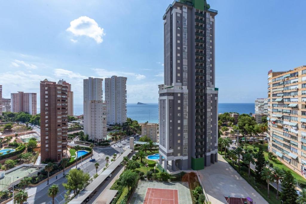 vistas a una ciudad con edificios altos en See the Sea Miramar apartment - 150m to the beach en Benidorm